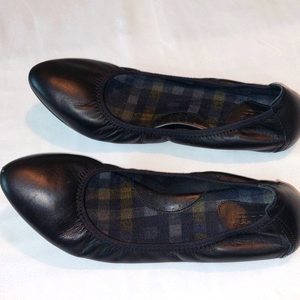Born Leather Flats .Size 9.5 Black . leather scuff on the Toe .Pictured